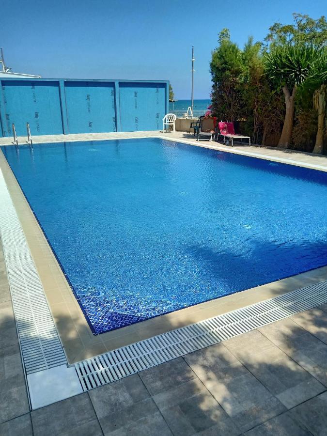 Stelia'S Seagate Studio Apt. Larnaca Buitenkant foto