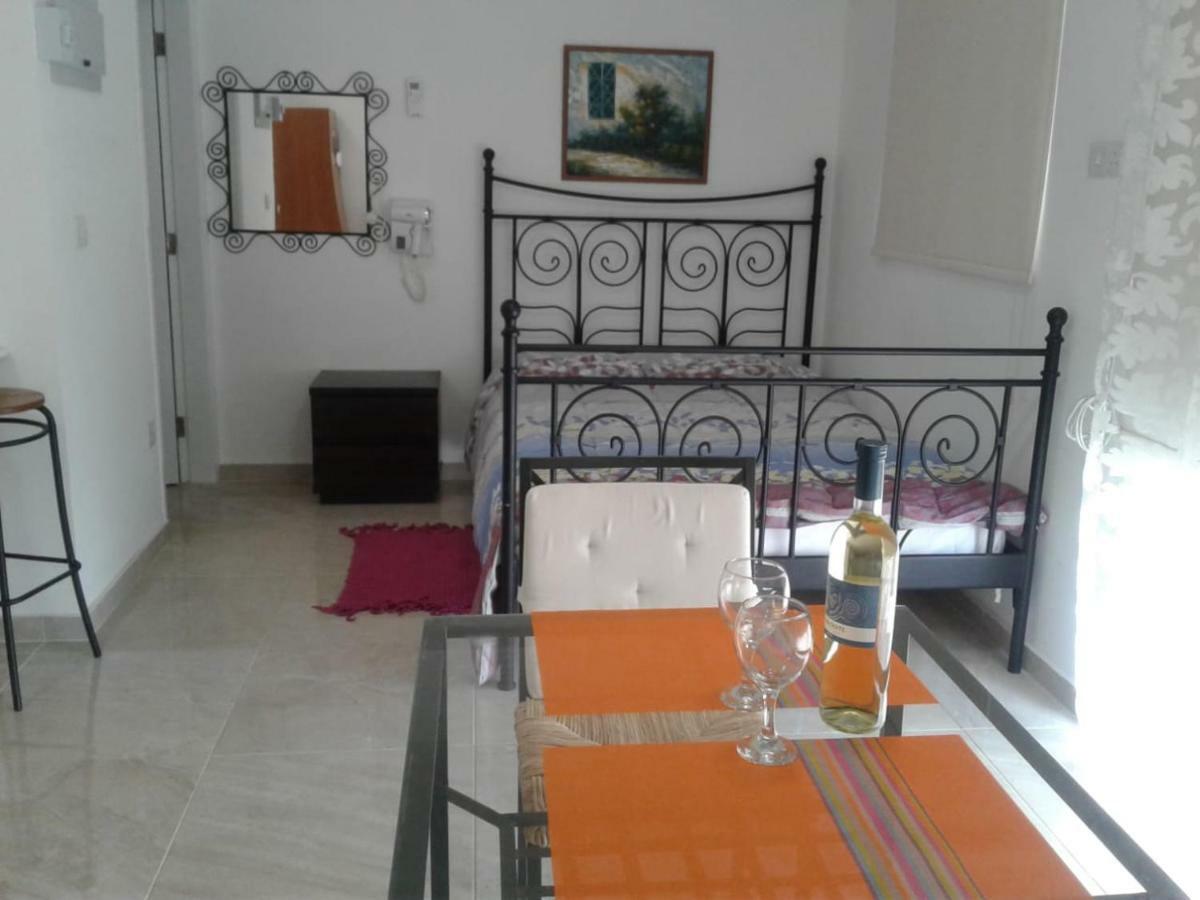 Stelia'S Seagate Studio Apt. Larnaca Buitenkant foto